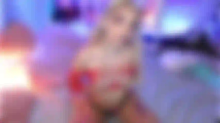 Cavalco un dildo con la parte superiore a rete rossa, faccio la faccia ahegao e parlo sporco. Vuoi venire dentro di me? ;).