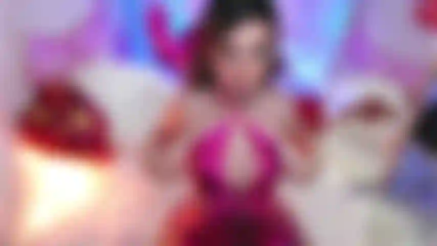 Indosso un vestito così sexy per te oggi, le mie tette ci stanno così bene! Per favore fottimi proprio così!