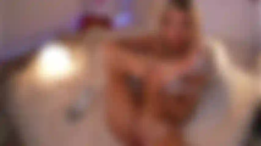 Mi scopo la figa con un enorme dildo.