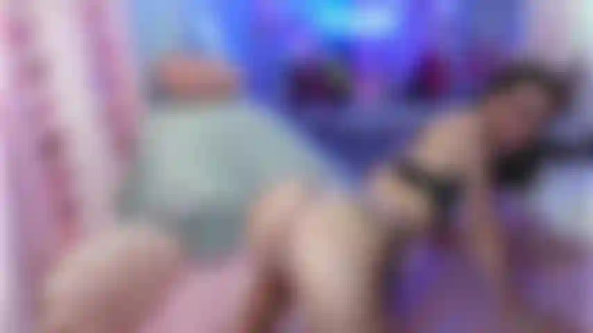 Mi cambio le mutandine e indosso un perizoma. Tira da parte la corda e infila il tuo cazzo nel mio stretto buco del culo!