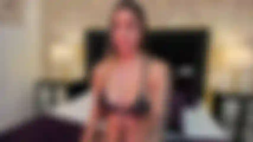 Vieni e goditi il ​​mio spettacolo e penetrami la figa finché non mi fai raggiungere l'orgasmo.