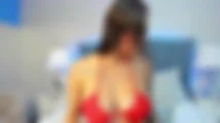 Grandi tette e figa lussureggiante.