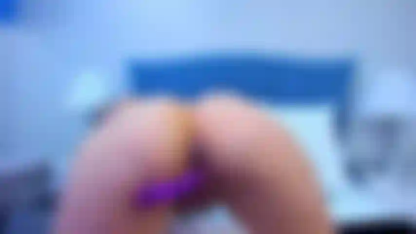 Mi stimolo il culo con le dita e le inserisco lentamente.