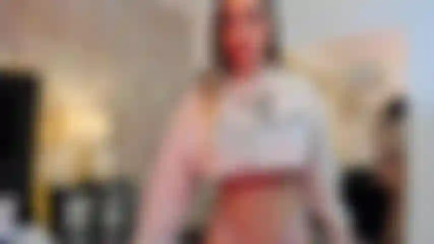 Sono una brava spogliarellista, faccio rimbalzare le mie tette e cavalco il tuo delizioso cazzo.