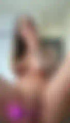 Mi piace assaporare la deliziosa sborra che esce dalla mia figa.