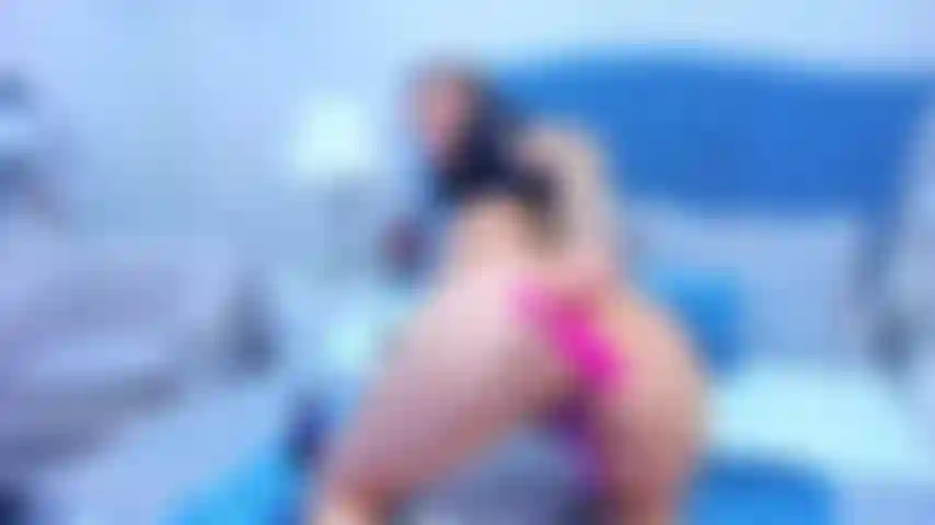 Vieni e goditi un delizioso anale mentre il mio lussureggiante vibra nella mia figa.