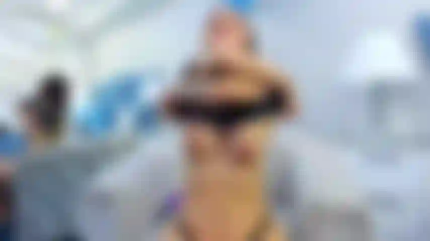 Fai vibrare il mio giocattolo mentre mi spoglio.