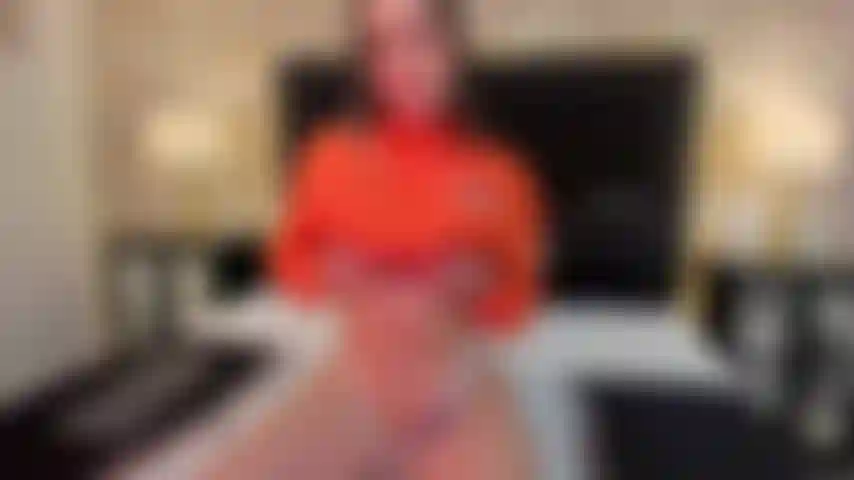 Mi accarezzo le mie grandi tette e godo di ogni vibrazione che dai alla mia figa succosa, mi piace molto.