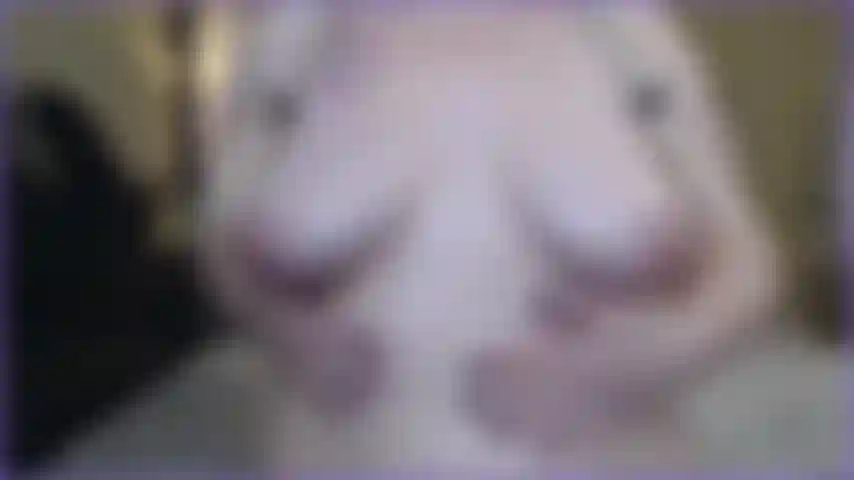 Bbw gioca con la sua figa gocciolante.