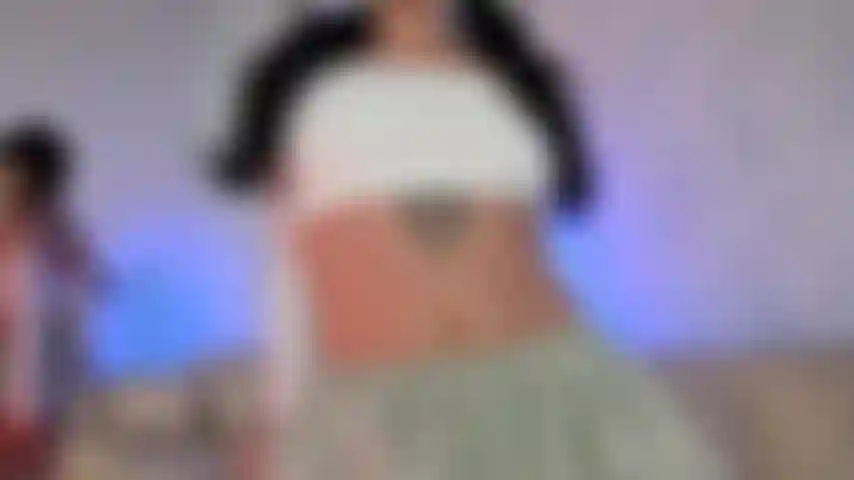 Ti succhio profondamente e gioco con la mia figa.