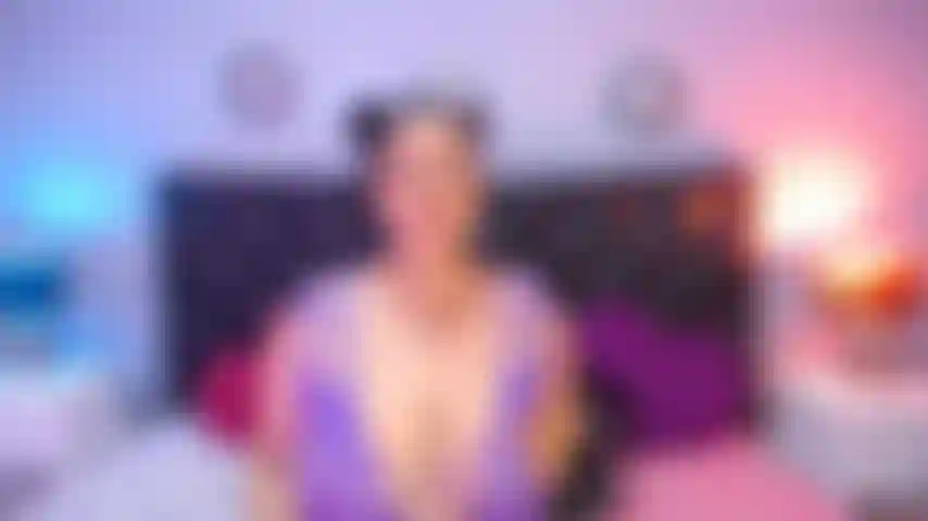 Fanculo il tuo cazzo con le mie tette mentre esplodi.