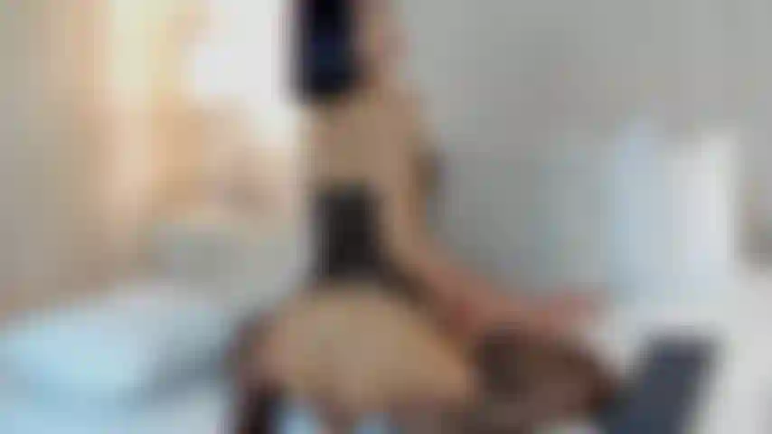 Cavalca un dildo.