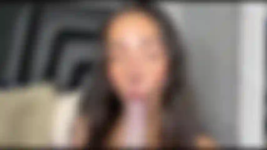 Faccio un pompino profondo e un sacco di sperma.