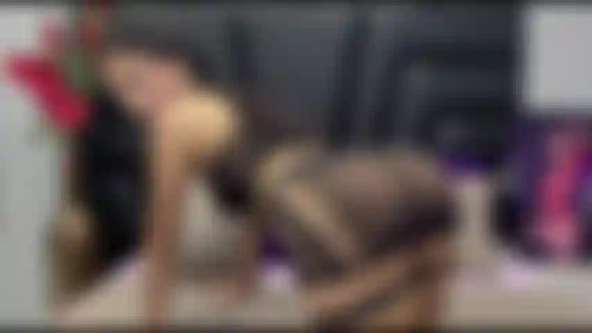 Guardami mentre mi scopo il culo con la mia grande mano.