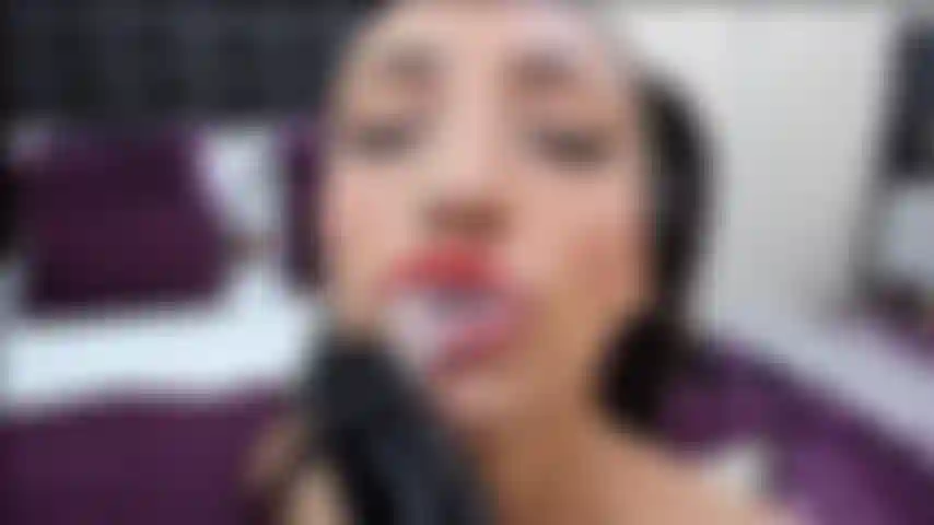 Pompino bavoso a un dildo nero.