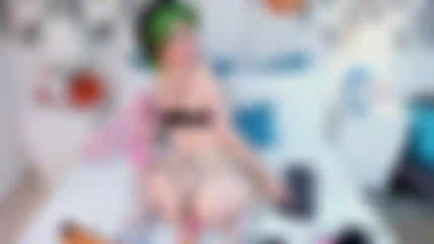 Guardami mentre cavalco questo delizioso cazzo.