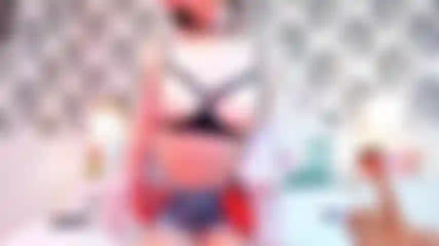 Spogliarello, parolacce e giro con il dildo! Divertiti.