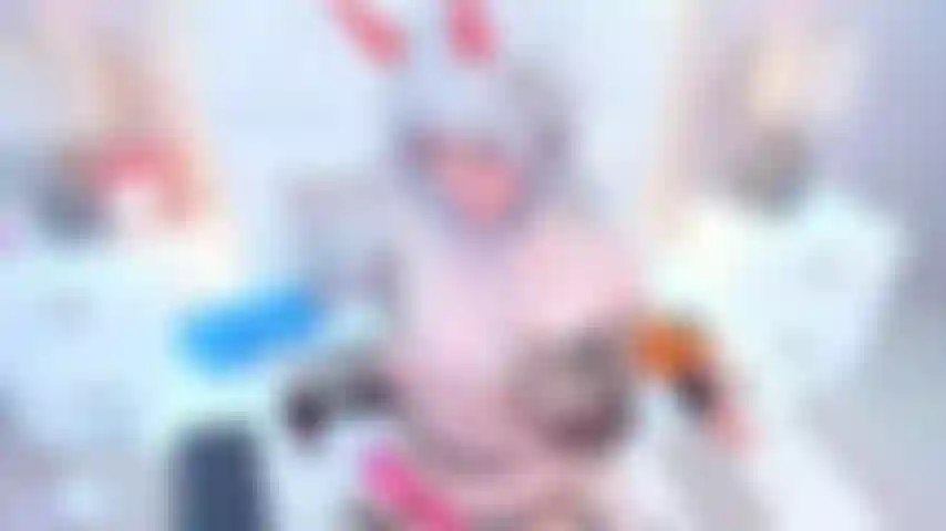 Vieni, giochiamo con le mie tette.