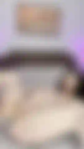 Con un plug anale luminoso e scopate violente nella figa!