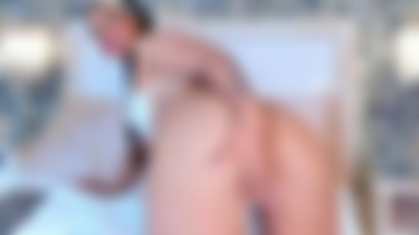 Ti piace come trema quando me ne vado, vero? Continua a fissarmi, è tutto tuo.