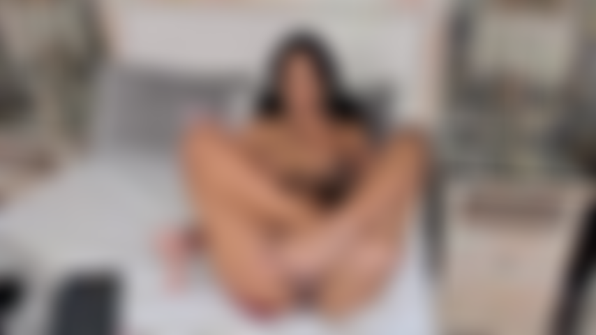 La mia figa è bagnata, in attesa che tu mi scopi in modo profondo e violento.