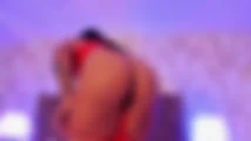 Il rosso sulla mia pelle fa salire la temperatura; solo immaginare quel cazzo mi fa bagnare la figa.