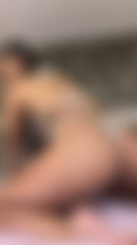 La tua cowgirl che si spoglia per cavalcarti.