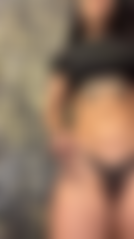 Con le gambe aperte in attesa che il tuo cazzo mi soddisfi.