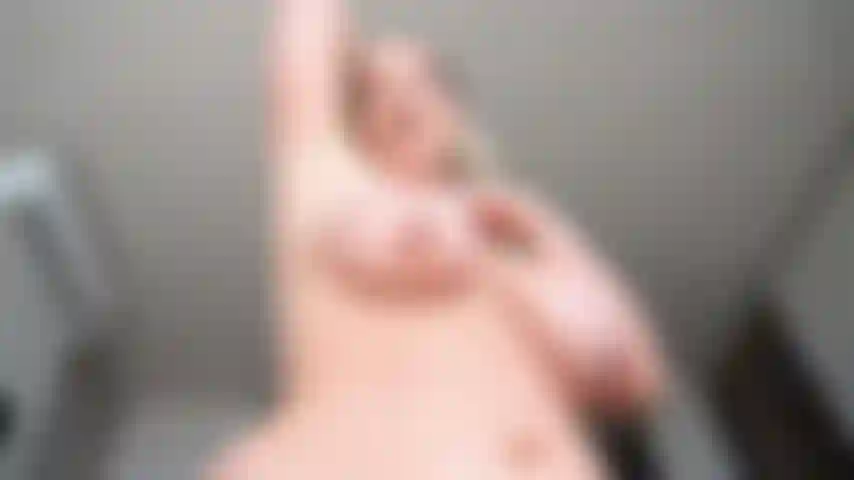 Sissy fa il pegging - sissy adora le ascelle e prende il mio cazzo nero in pov.