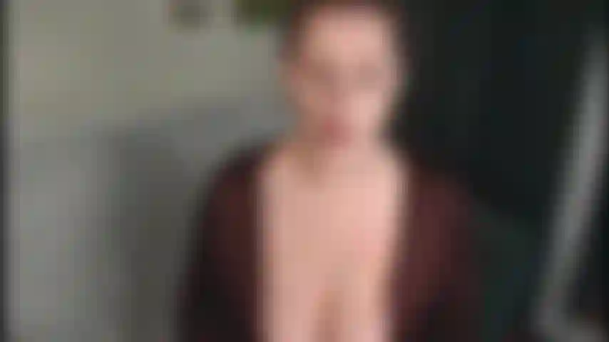 Femdom - la segretaria sexy guadagna una promozione.