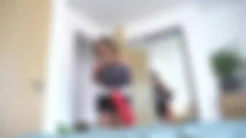 Gentile gigantessa, il nuovo minuscolo giocattolo della cameriera d'albergo.