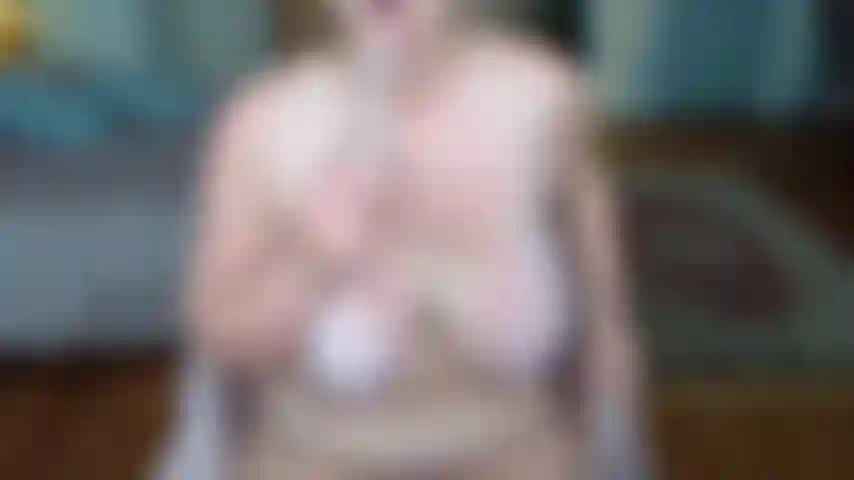 Masturbazione - bordo con me! Sono nuda e le gambe divaricate, mi fotto il dildo finché non vengo duro - grandi tette bbw sasha curve.