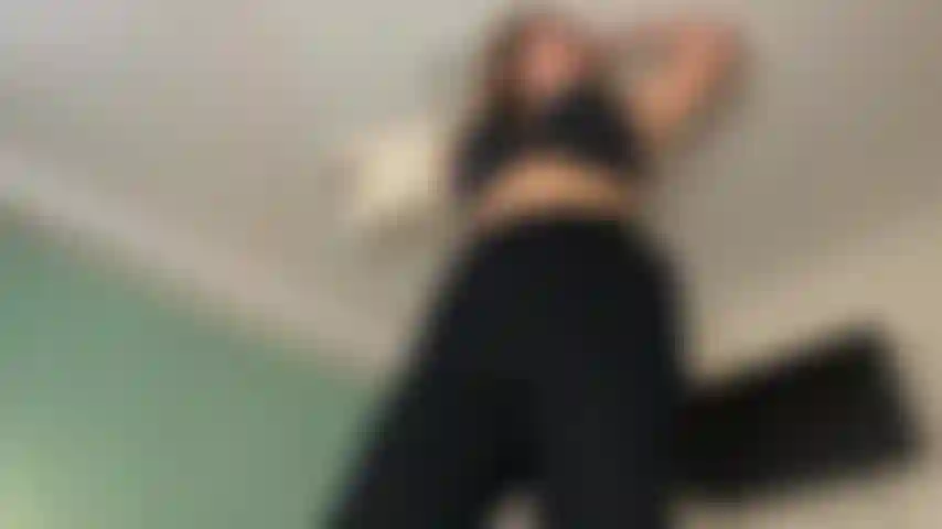 Vore e gigantessa - la gigantessa ti trova e ti inghiotte intera.