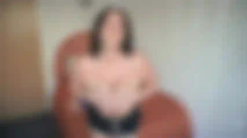 Grandi tette infilate in piccoli reggiseni.