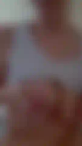 Che munge le mie tette mentre scendono verso la mia figa carnosa.