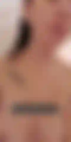 La doccia lava le bolle di sapone sul mio corpo.