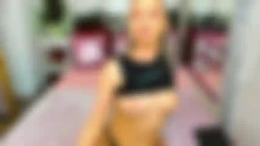 Ti mostro il mio culo sexy e mi tocco a pecorina.