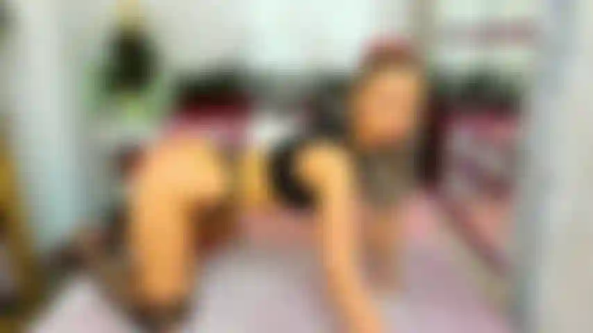 Mi stuzzico il culo nel mio letto con biancheria intima sexy.