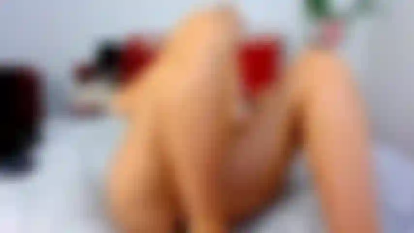 Gioco con la mia figa bagnata per farti guardare.