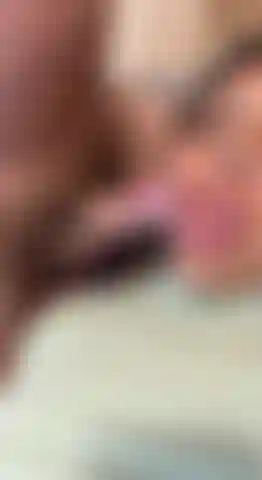 La mia lingua sul suo cazzo.
