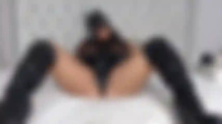 Tuta intera in pvc con stivali e guanti. Spettacolo a gambe completamente aperte.