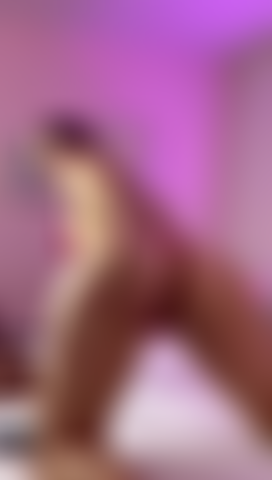 Ti stuzzico... Finché non ne puoi più. Ti succhio lentamente, profondamente e con entusiasmo, mentre mi masturbo davanti a te.