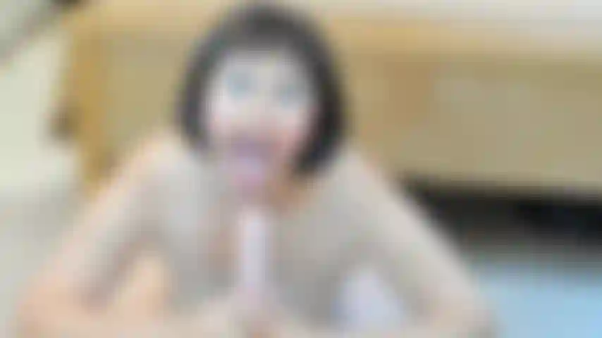 Sto succhiando, gola profonda il mio enorme dildo e sborrata in faccia con il mio dildo squirting.