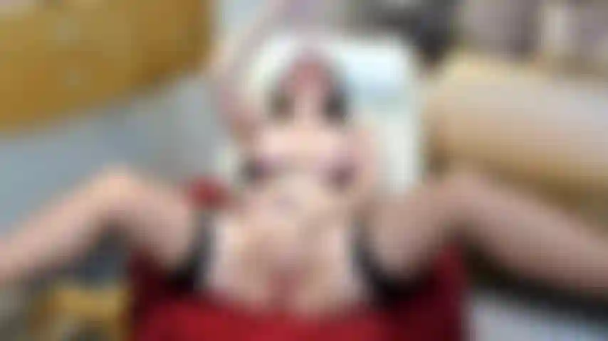 Guarda, sto giocando con la mia dolce figa e la gola profonda con il mio grosso dildo.