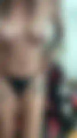 Mi siedo e mostro la mia bella figa.