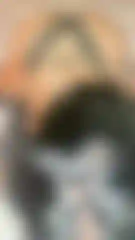 Guardami mentre faccio la gola profonda e mi imbavaglio sul cazzo vero!