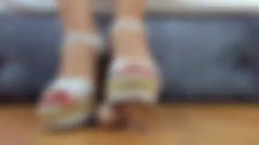 Vuoi schiacciarti il ​​cazzo con le mie zeppe?