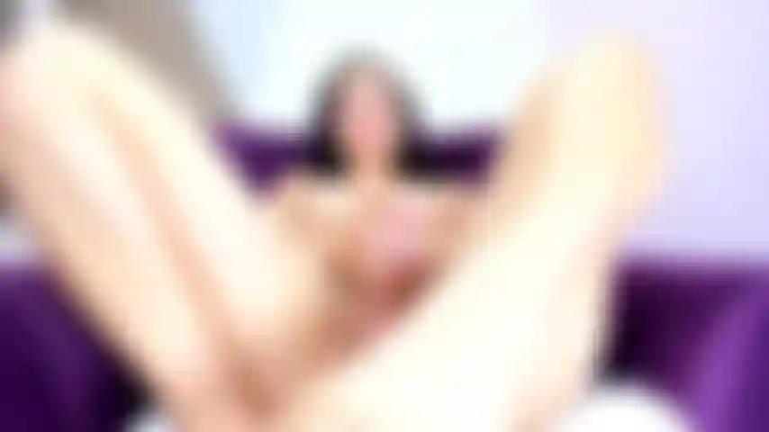 Creampie!! Una latina sexy che riceve un sacco di sperma nella sua figa stretta.