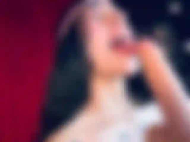 Vieni a guardare come mi mangio il tuo cazzo molto in profondità🥵.