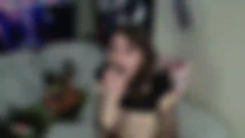 Ingoiare profondo, strozzarsi, allargare questo buco del culo davvero tanto e scoreggiare.